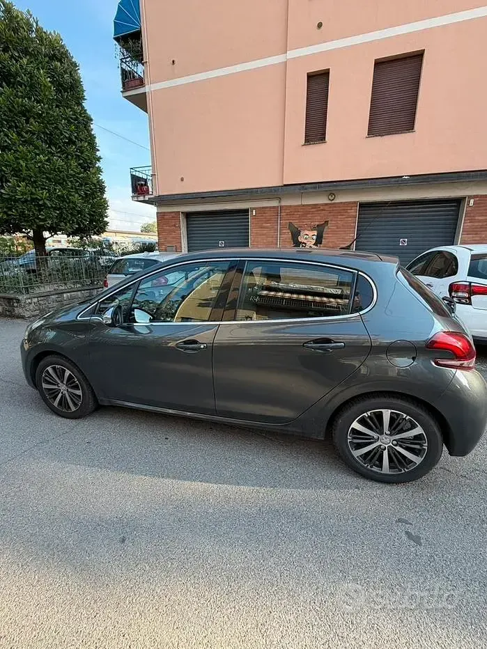 Usata Peugeot 208 82 CV (60 kW) 2017 Nero Utilitaria