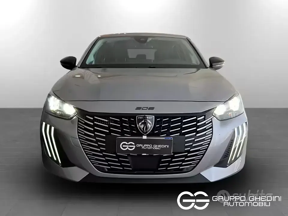 Usata Peugeot 208 Allure 101 CV (74 kW) 2025 Grigio artense Utilitaria