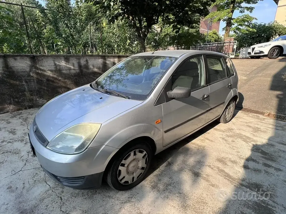 Usata Ford Fiesta 75 CV (55 kW) 2005 Grigio Utilitaria