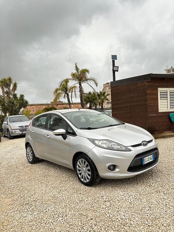 Usata Ford Fiesta 70 CV (51 kW) 2011 Grigio Utilitaria
