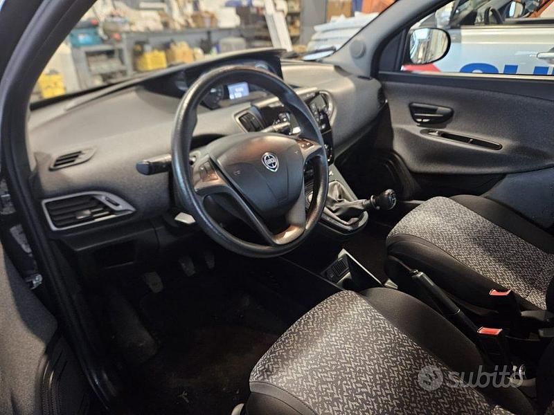 Usata Lancia Ypsilon 69 CV (50 kW) 2018 Nero Utilitaria