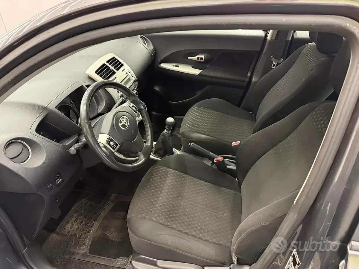 Usata Toyota Urban Cruiser 90 CV (66 kW) 2009 Grigio Utilitaria