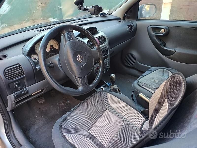Usado Opel Corsa 75 CV (55 kW) 2003 Gris Utilitario