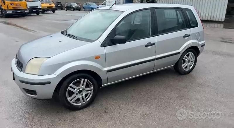 Grigio Usata 2003 Ford Fusion Due volumi | 2000 € (Buon prezzo) - Immagine 1/4