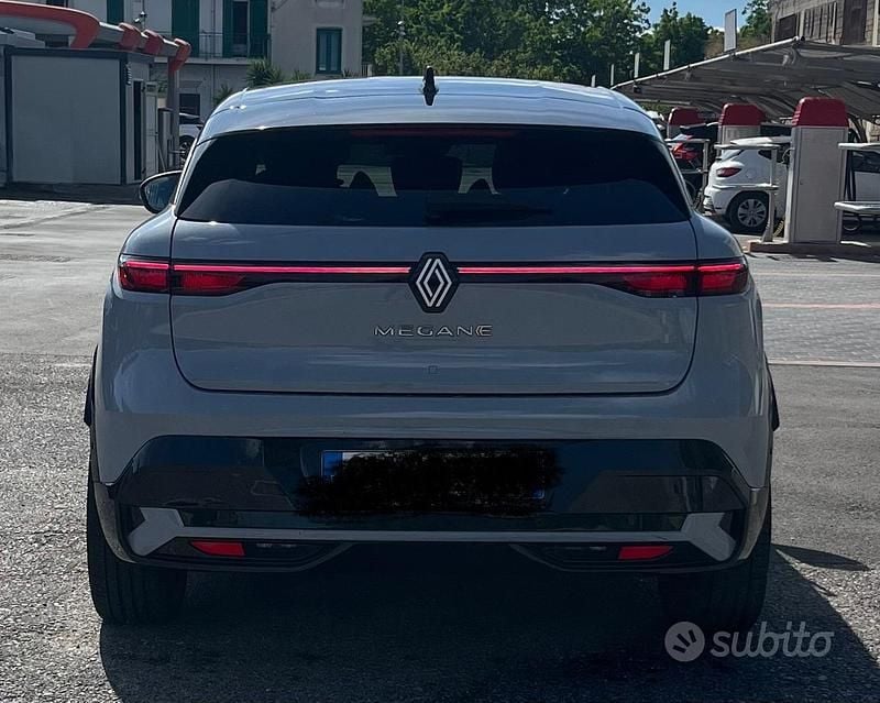 Usata Renault Megane E-Tech Techno 161 kW (220 CV) 2022 Grigio Berlina