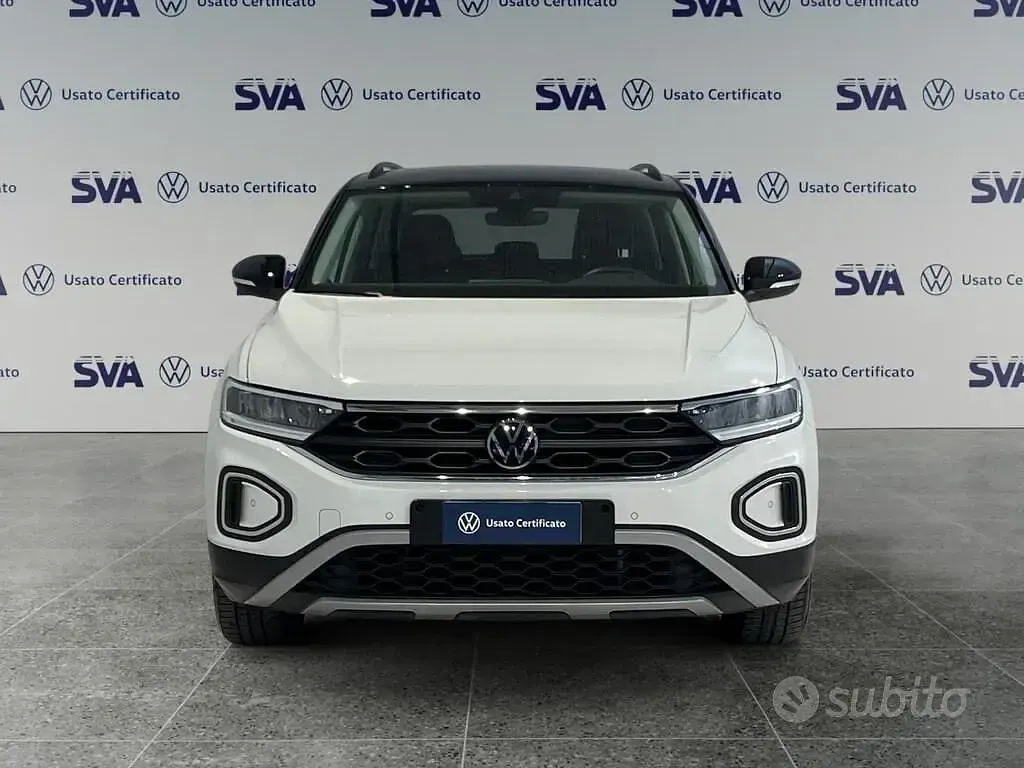 Usata VW T-Roc Life 110 CV (80 kW) 2023 Pure white / tetto nero pastel SUV
