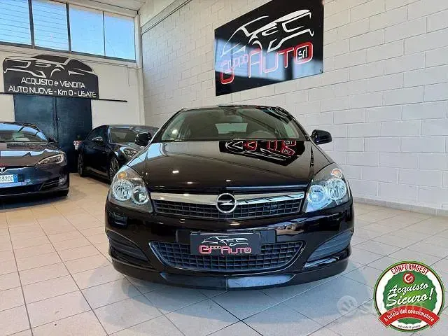 Usata Opel Astra GTC Edition 90 CV (66 kW) 2010 Nero Utilitaria