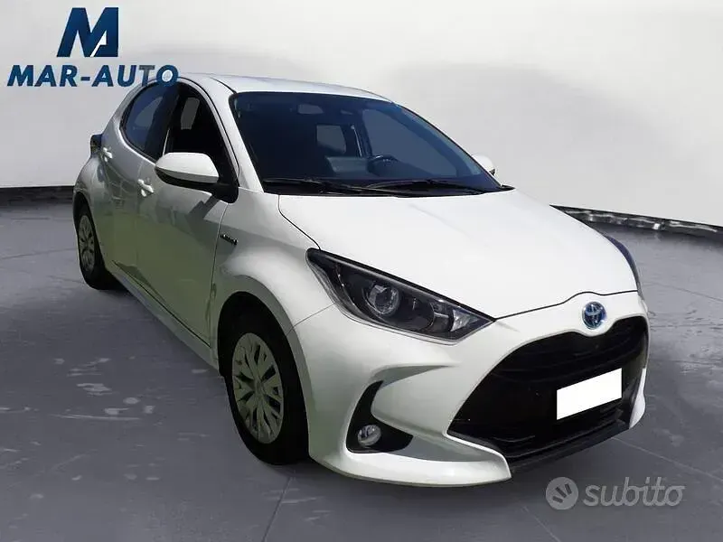 Usata Toyota Yaris Hybrid Business Edition 116 CV (85 kW) 2021 Bianco Berlina