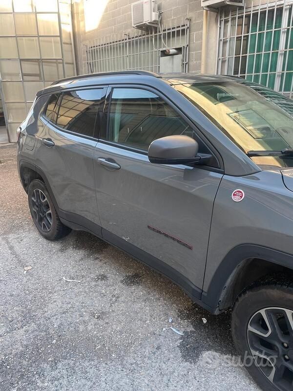 Grigio Usata 2020 Jeep Compass Trailhawk SUV | 13.500 € - Immagine 1/4