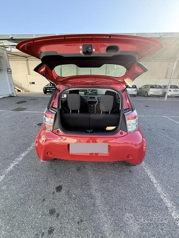 Usata Toyota iQ 98 CV (72 kW) 2012 Rosso Utilitaria