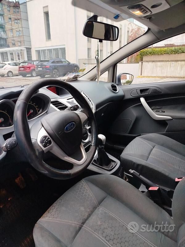 Usata Ford Fiesta 96 CV (70 kW) 2009 Grigio Berlina