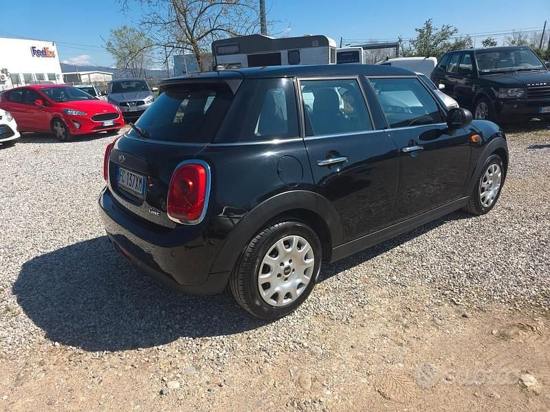 Begagnad Mini ONE 75 HK (55 kW) 2016 Svart Halvkombi