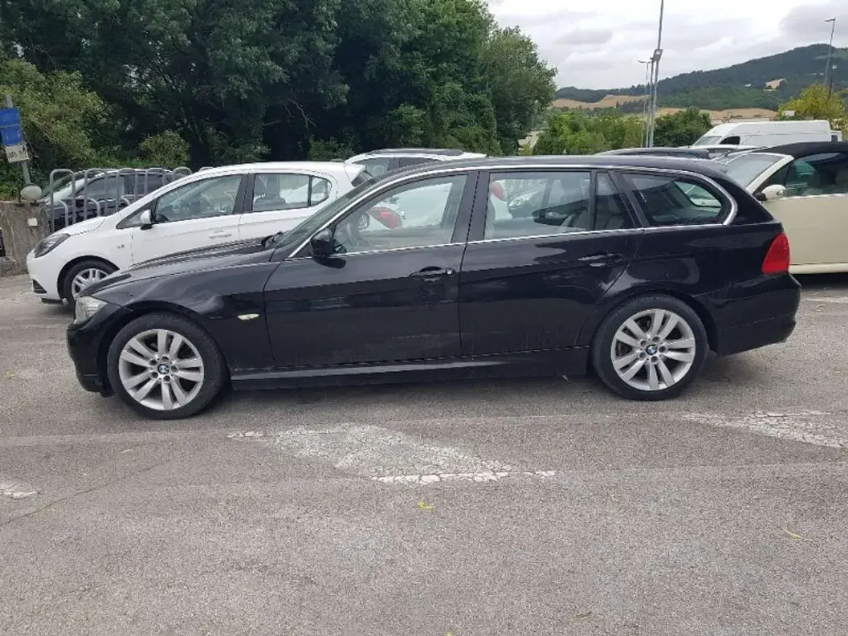 Usata BMW 318 143 CV (105 kW) 2012 Nero Station wagon