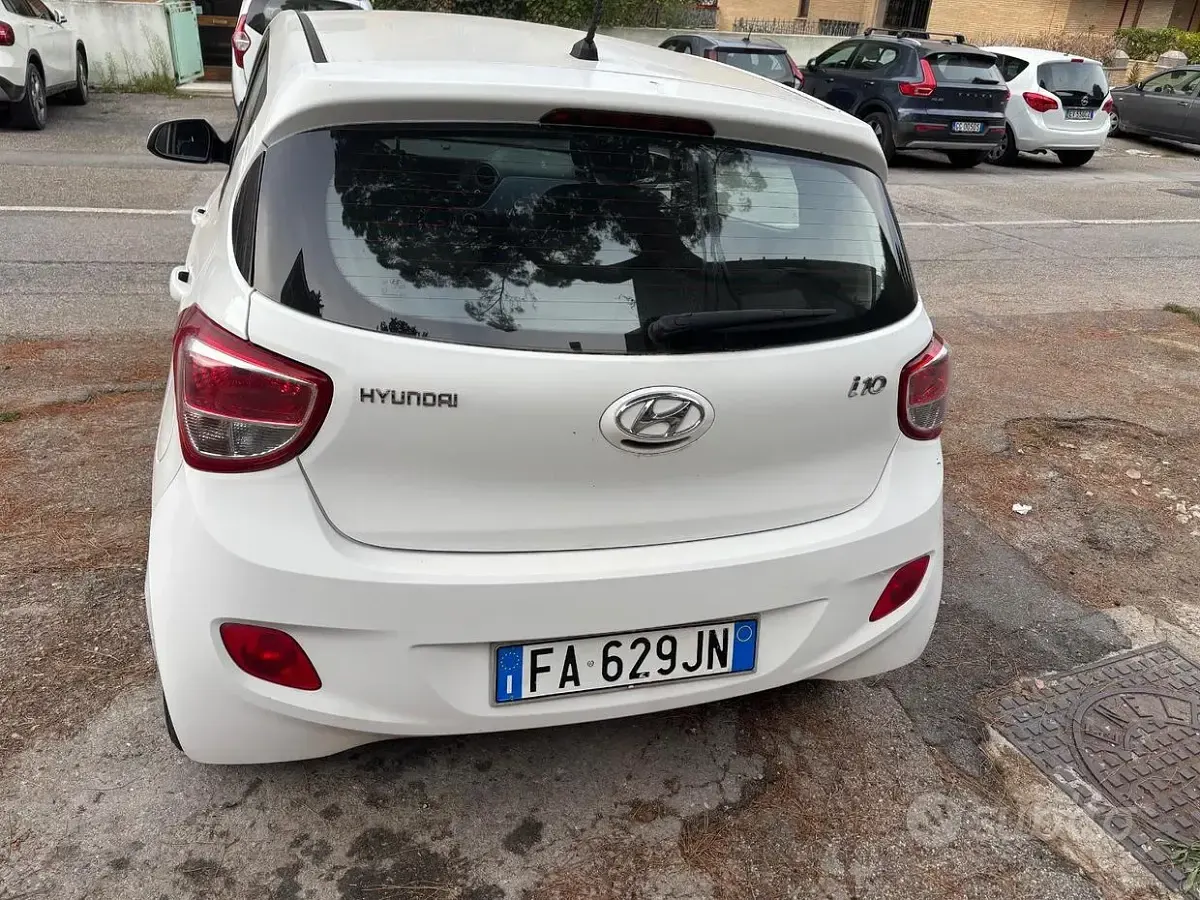 Usata Hyundai i10 66 CV (48 kW) 2015 Bianco Utilitaria