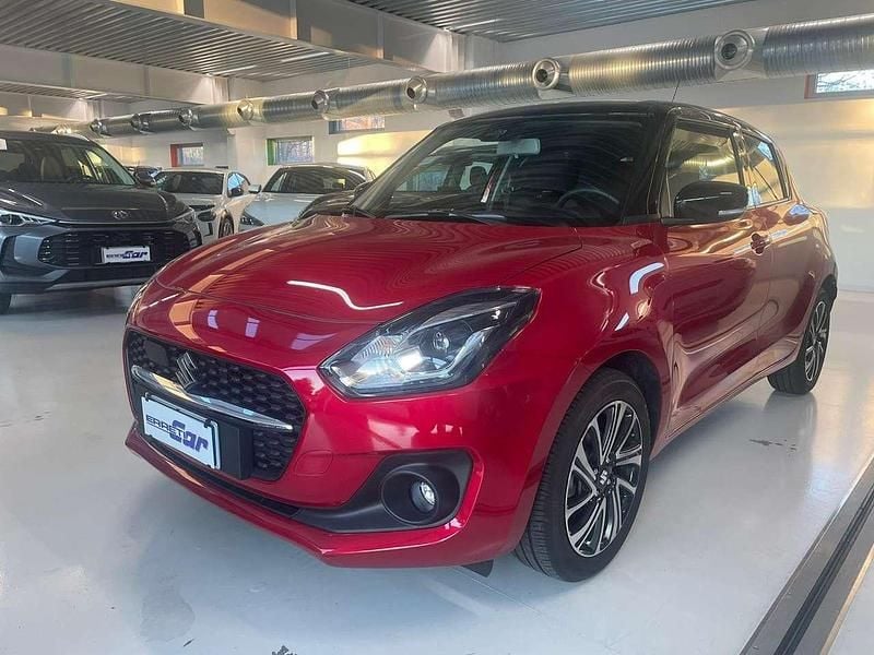 Rosso cordoba/ tetto nero Usata 2023 Suzuki Swift Tre volumi | 16.500 € (Buon prezzo) - Immagine 1/4