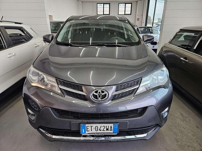 Usata Toyota RAV4 Lounge 124 CV (91 kW) 2014 Grigio SUV