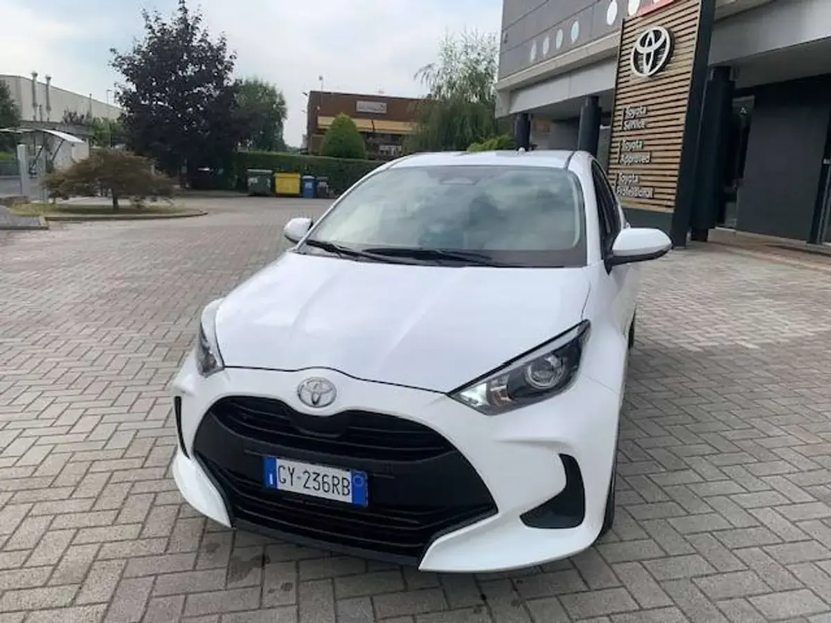 Usata Toyota Yaris Hybrid Active 116 CV (85 kW) 2025 Bianco Berlina