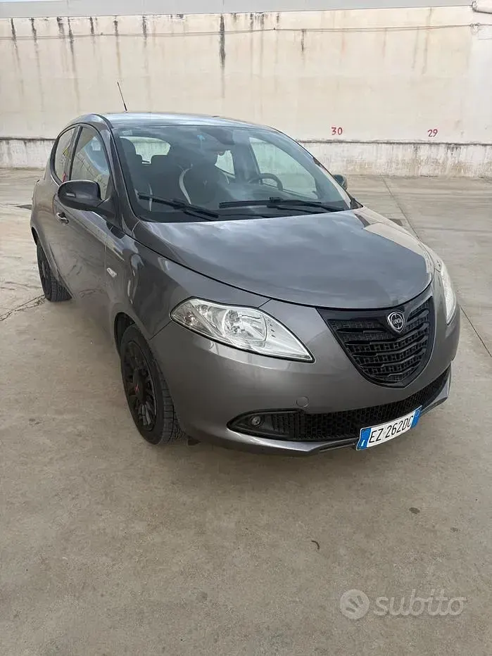 Usata Lancia Ypsilon Gold 69 CV (50 kW) 2015 Grigio Utilitaria