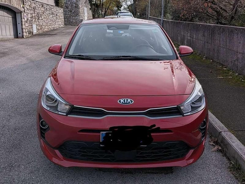 Rosso Usata 2021 Kia Rio Style Tre volumi | 8000 € (Super prezzo) - Immagine 1/4