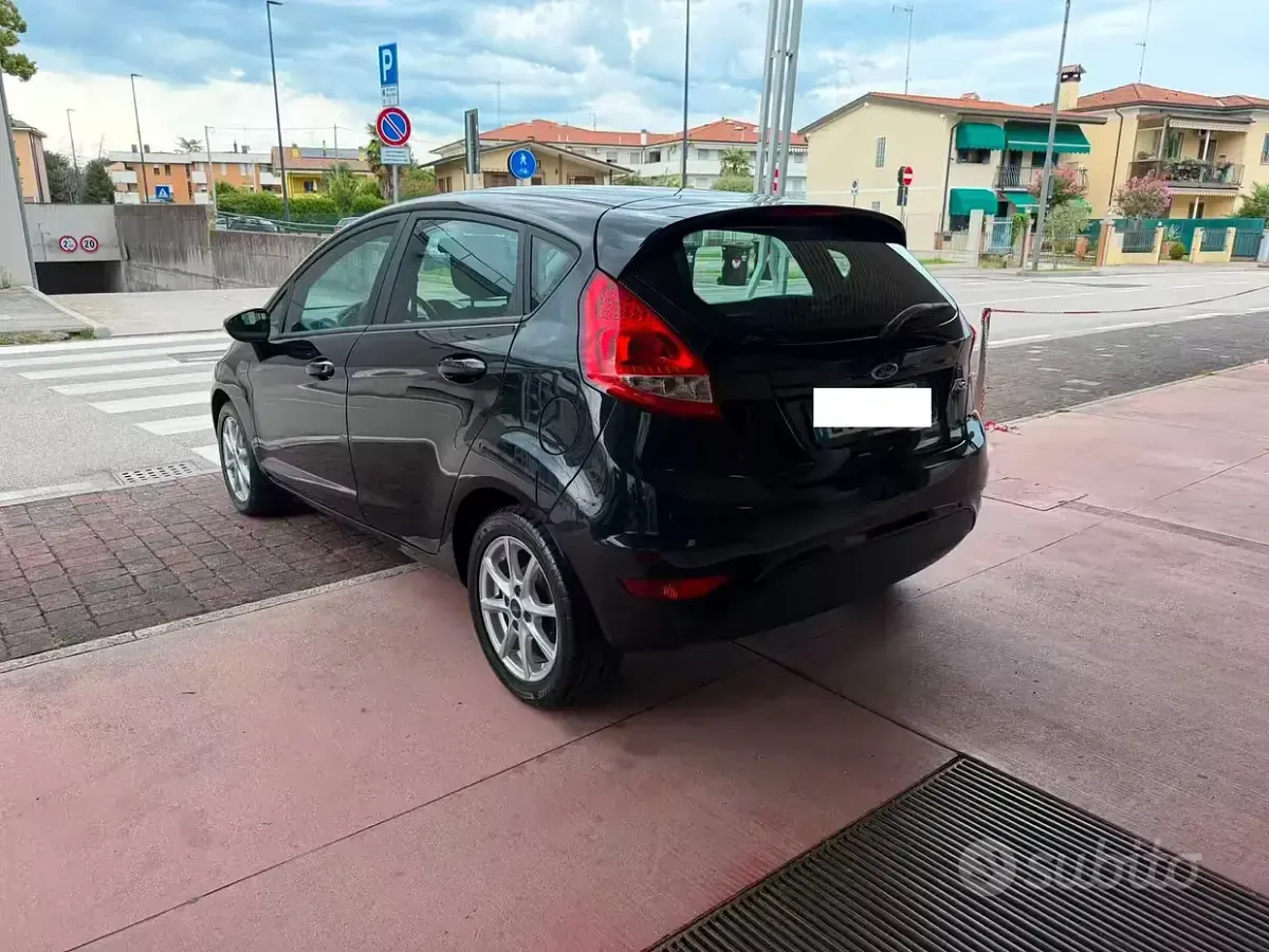 Usata Ford Fiesta 82 CV (60 kW) 2011 Nero Berlina