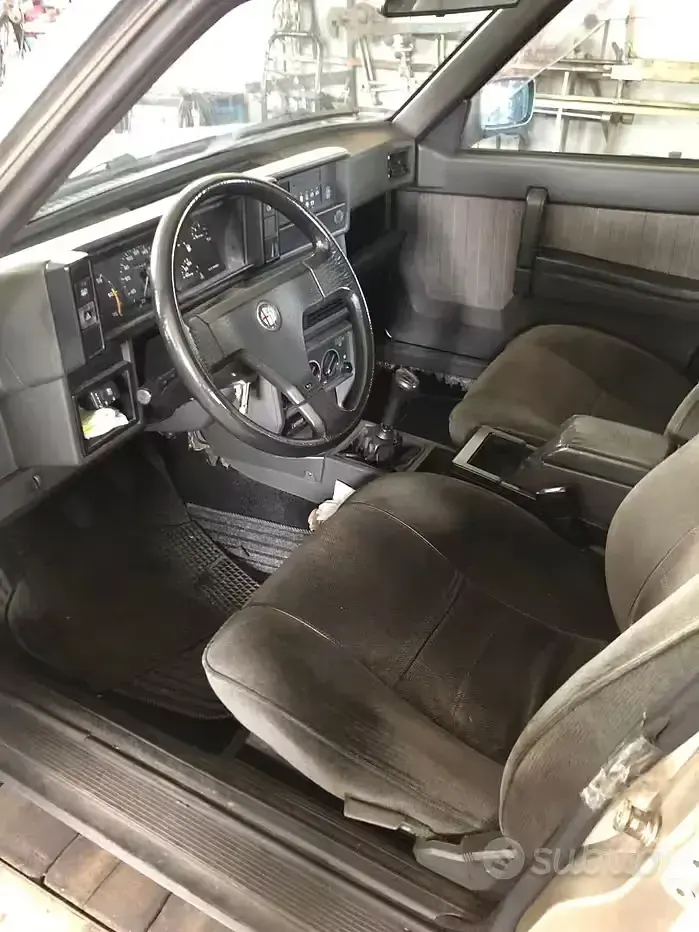 Usata Alfa Romeo 75 110 CV (80 kW) 1990 Grigio Berlina