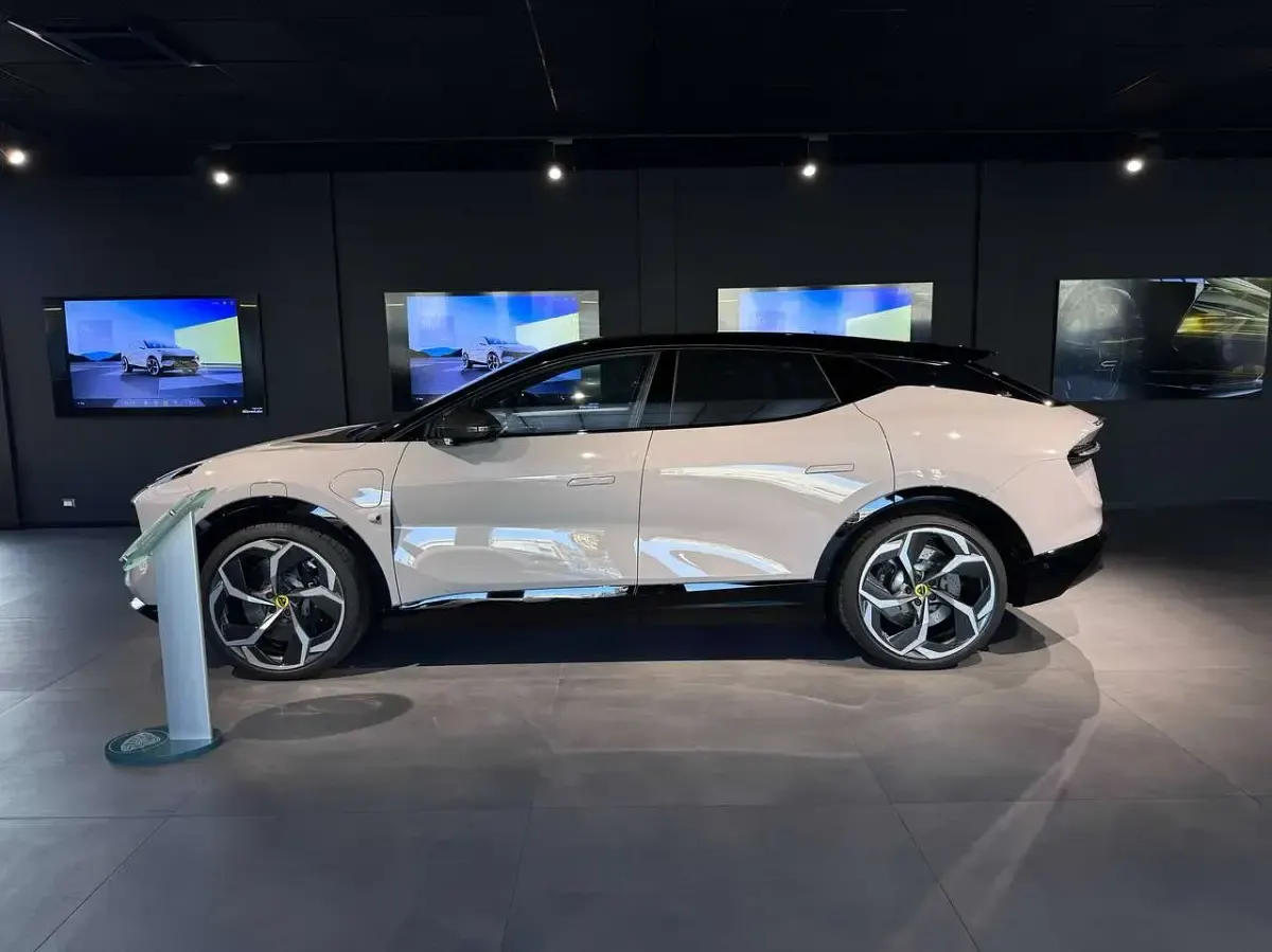 Nuova Lotus Eletre 675 kW (918 CV) 2026 Grigio SUV