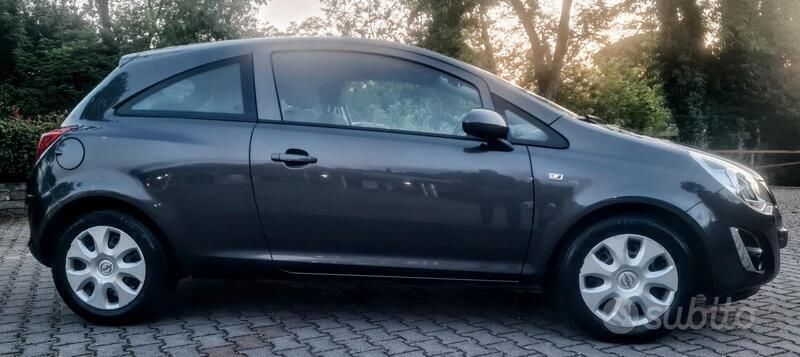 Marrone Usata 2013 Opel Corsa Tre volumi | 5000 € (Buon prezzo) - Immagine 1/4