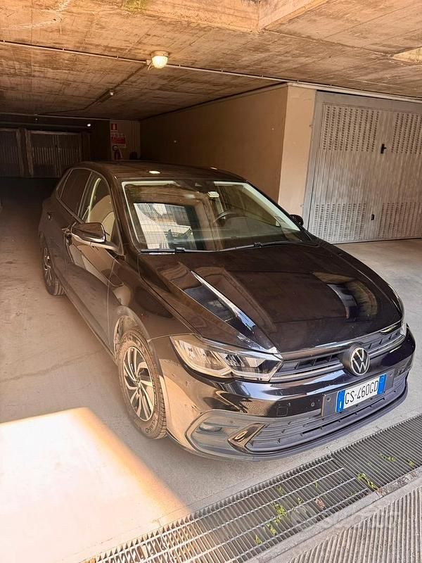 Usata VW Polo Life 95 CV (69 kW) 2024 Nero Utilitaria