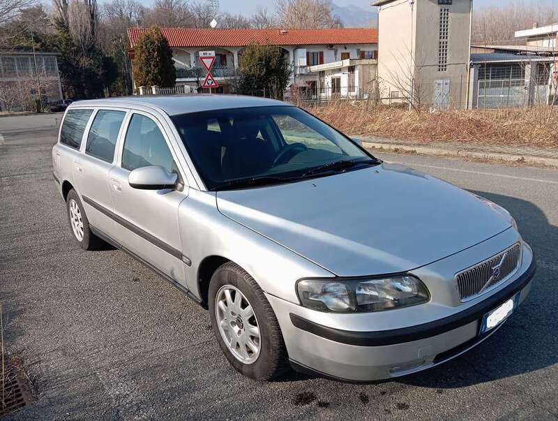 Usato 2002 Volvo V70 2.4 Benzin 140 CV (4.900 €)