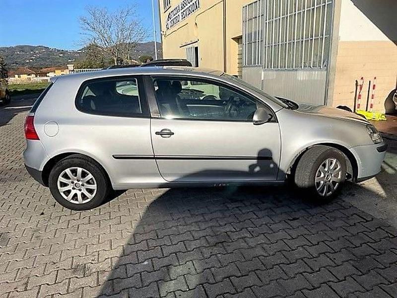 Usata VW Golf IV Comfortline 106 CV (77 kW) 2005 Argento Utilitaria