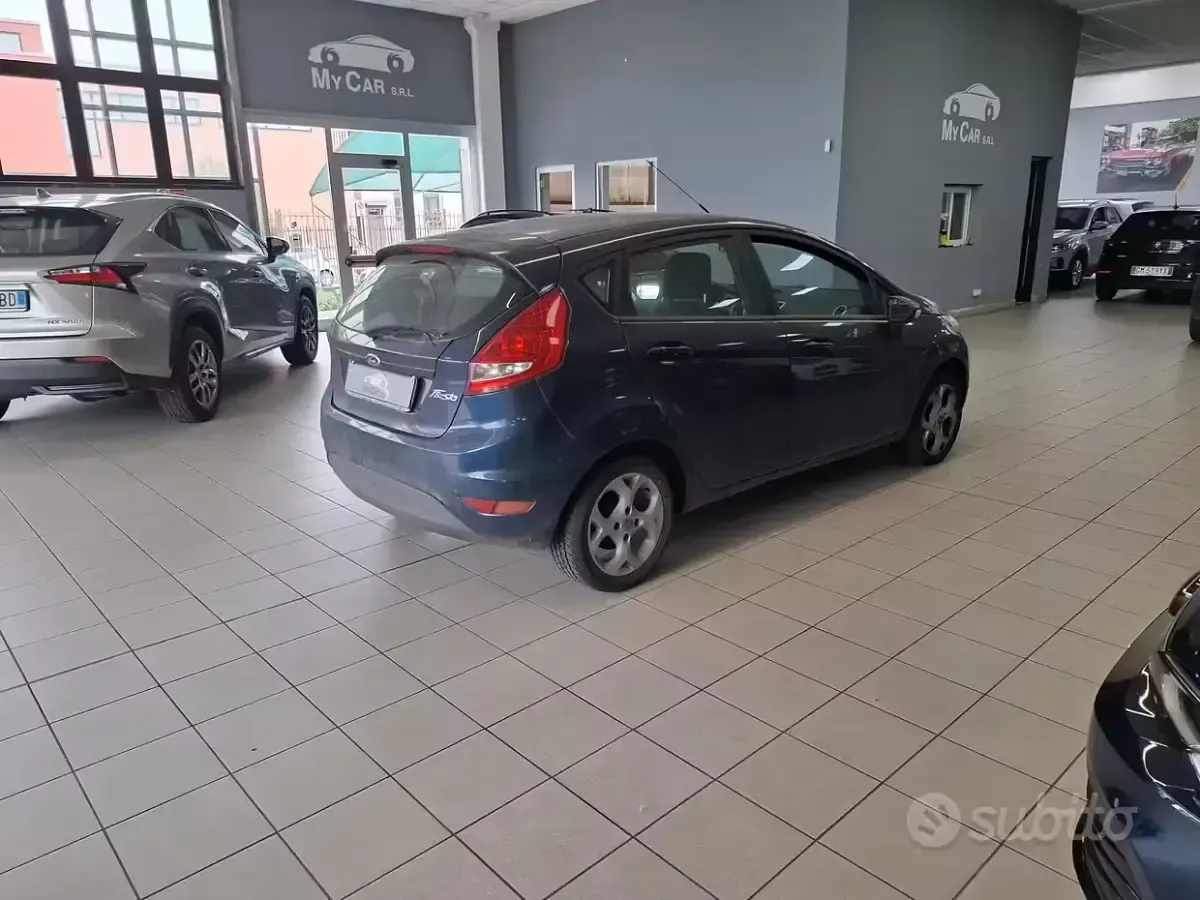 Usata Ford Fiesta 70 CV (51 kW) 2012 Blu Berlina