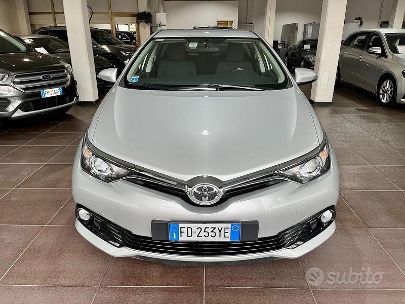 Usata Toyota Auris Lounge 112 CV (82 kW) 2016 Grigio Berlina