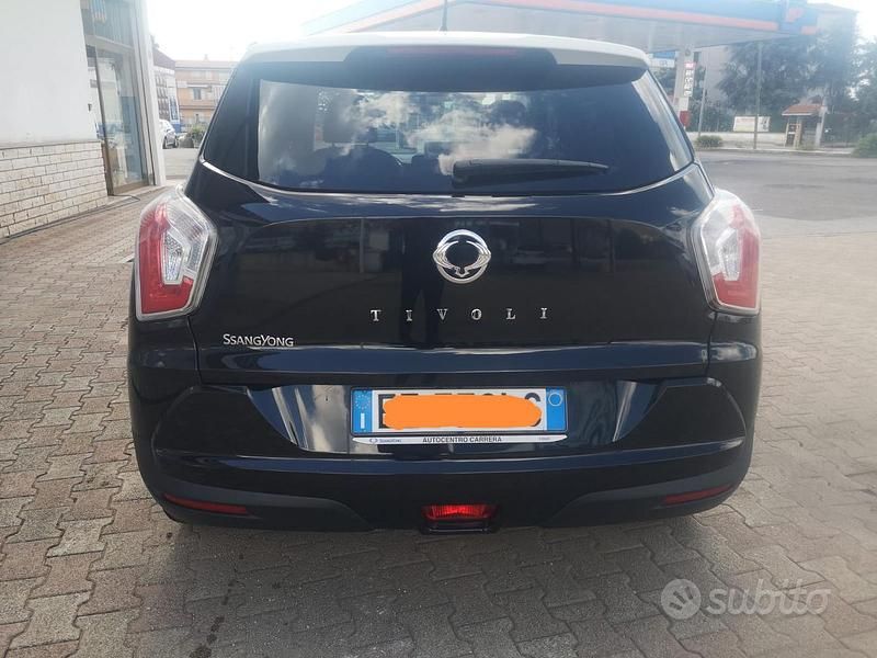 Usata Ssangyong (KGM) Tivoli 128 CV (94 kW) 2015 Nero SUV