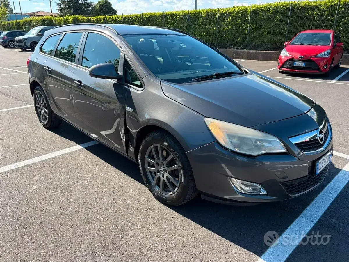 Usata Opel Astra 110 CV (80 kW) 2012 Grigio Station wagon