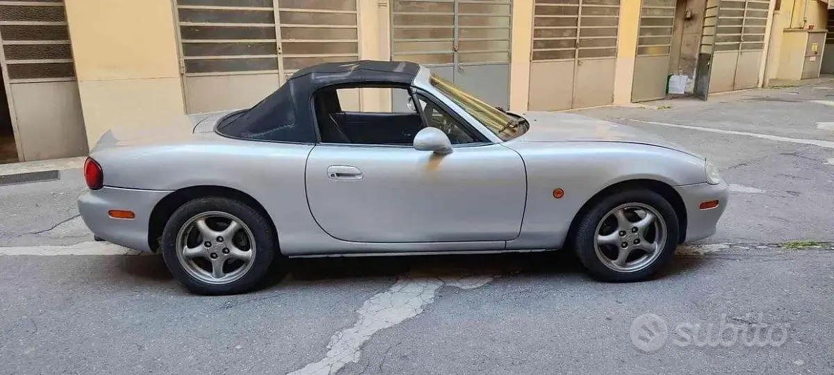 Usata Mazda MX5 110 CV (80 kW) 2003 Grigio metallizzato Cabrio