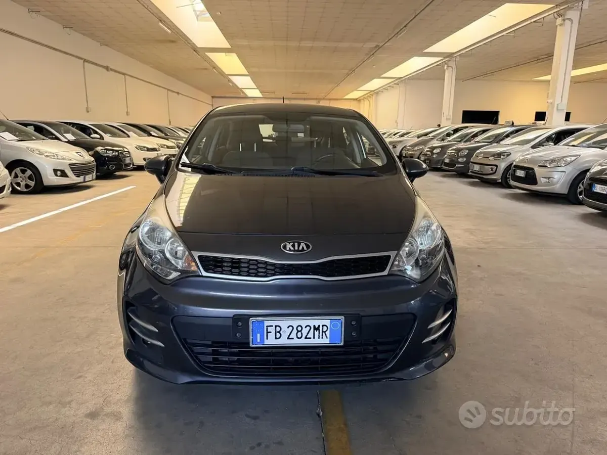 Usata Kia Rio Active 83 CV (61 kW) 2015 Grigio Berlina