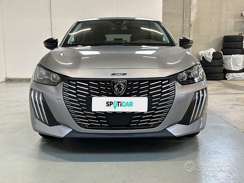 Usata Peugeot 208 Allure 102 CV (75 kW) 2025 Grigio Utilitaria