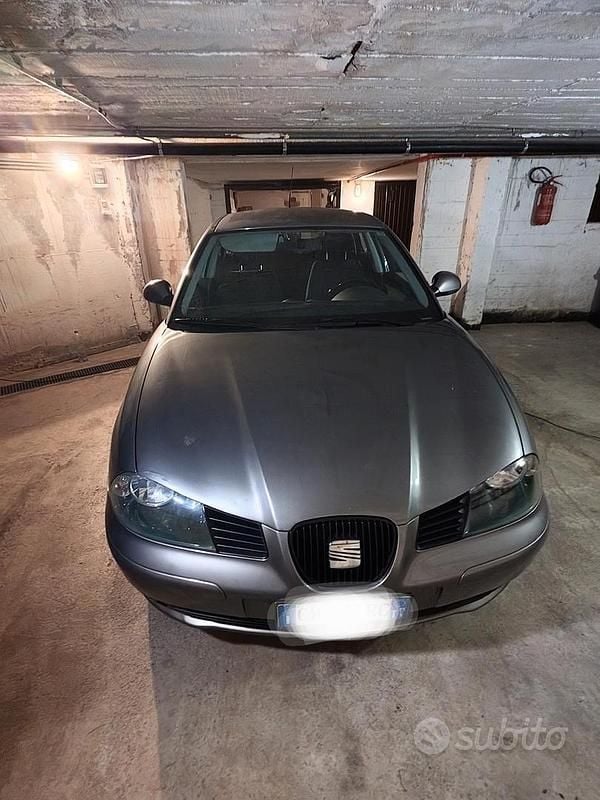 Usata Seat Ibiza 101 CV (74 kW) 2005 Grigio Utilitaria