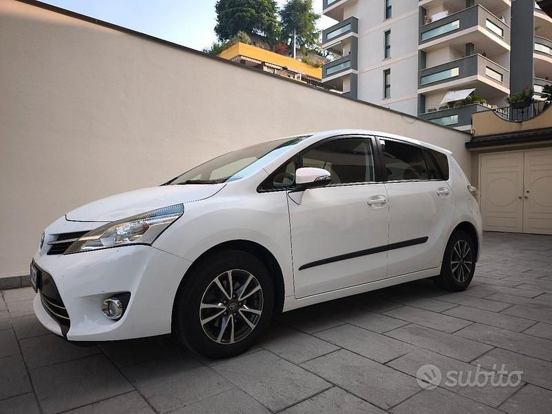 Usata Toyota Verso 132 CV (97 kW) 2013 Bianco Monovolume