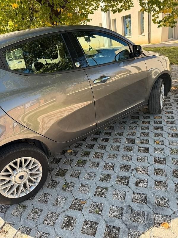 Usata Lancia Ypsilon 80 CV (58 kW) 2015 Grigio Utilitaria