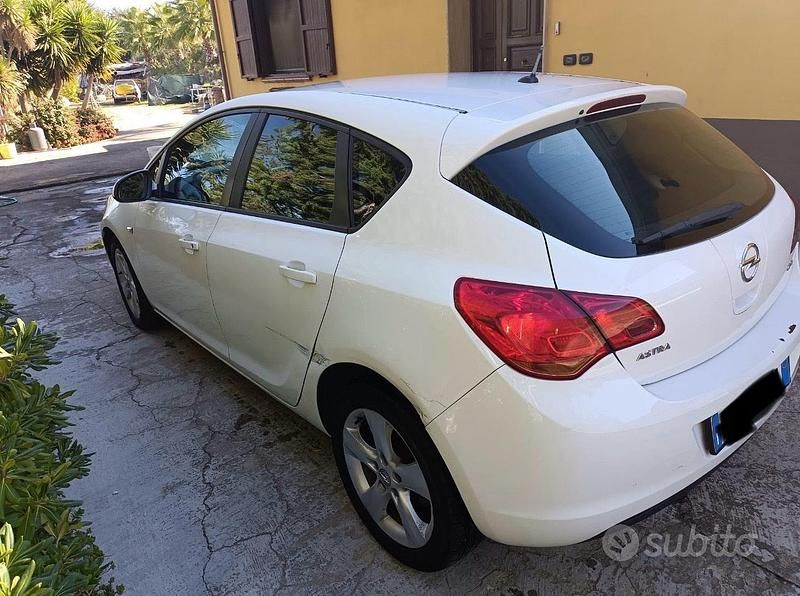 Bianco Usata 2011 Opel Astra Due volumi | 3000 € (Buon prezzo) - Immagine 1/4
