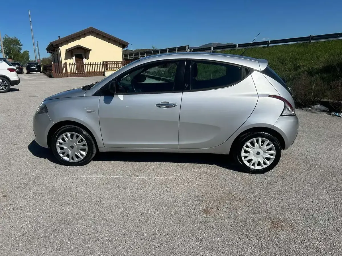 Usata Lancia Ypsilon Gold 69 CV (50 kW) 2014 Argento Utilitaria