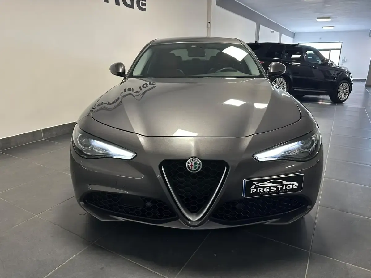 Usata Alfa Romeo Giulia 180 CV (132 kW) 2016 Grigio Berlina