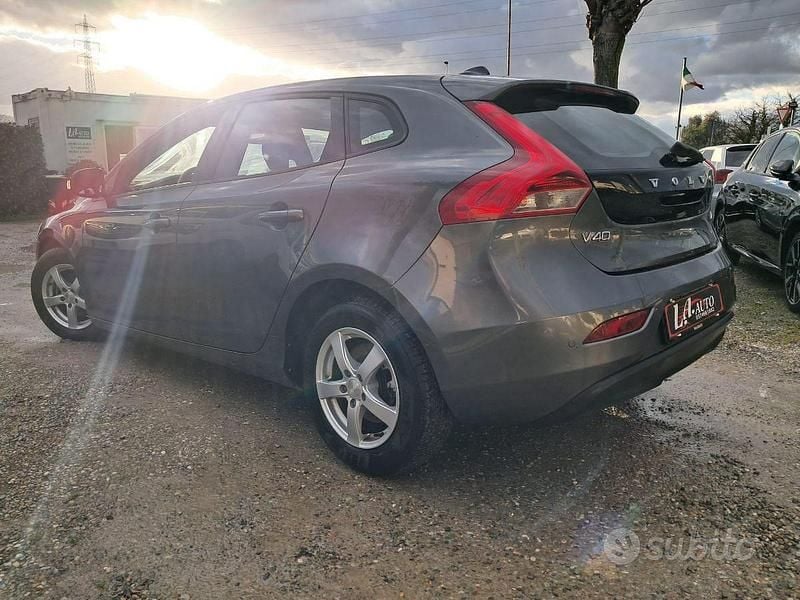 Usata Volvo V40 Summum 116 CV (85 kW) 2013 Grigio Utilitaria
