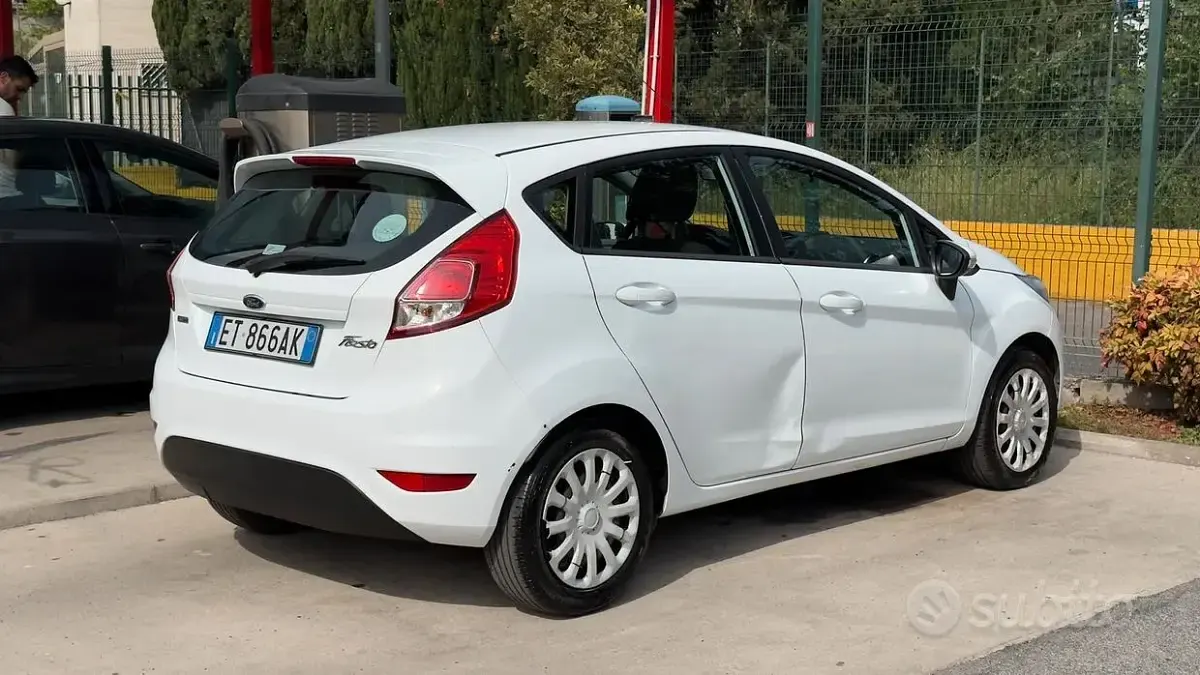 Usado Ford Fiesta Titanium 80 HP (58 kW) 2013 Branco Sedan