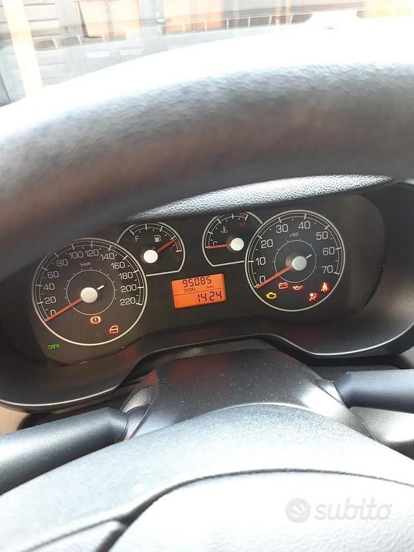 Nero Usata 2008 Fiat Grande Punto Due volumi | 3000 € (Ottimo prezzo) - Immagine 1/4