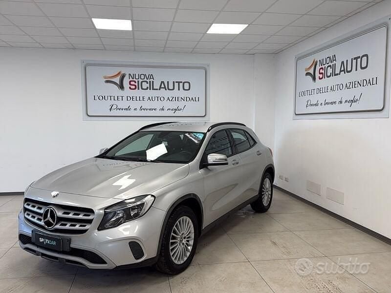 Usata Mercedes GLA180 Business 109 CV (80 kW) 2018 Grigio SUV