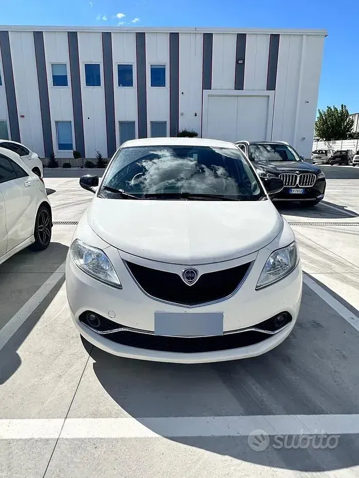 Usata Lancia Ypsilon 90 CV (66 kW) 2016 Bianco Utilitaria