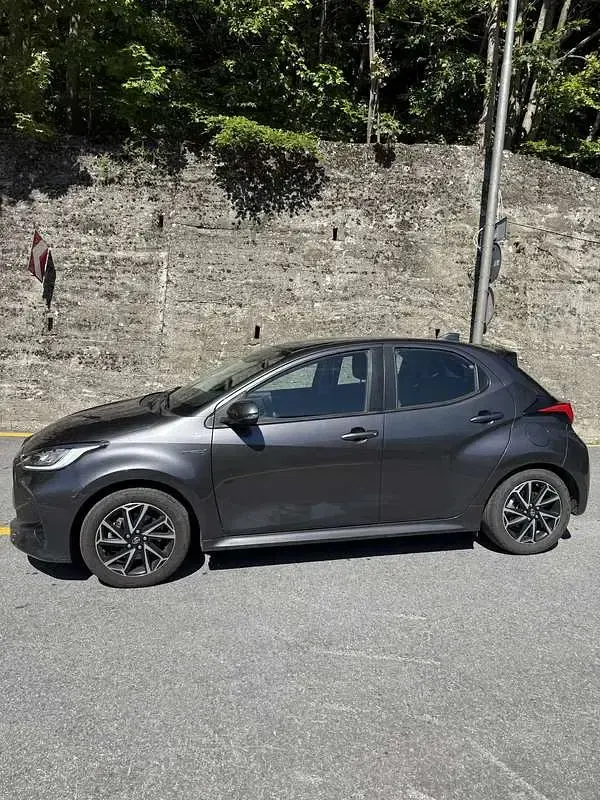 Usata Toyota Yaris Hybrid Trend 92 CV (67 kW) 2021 Berlina