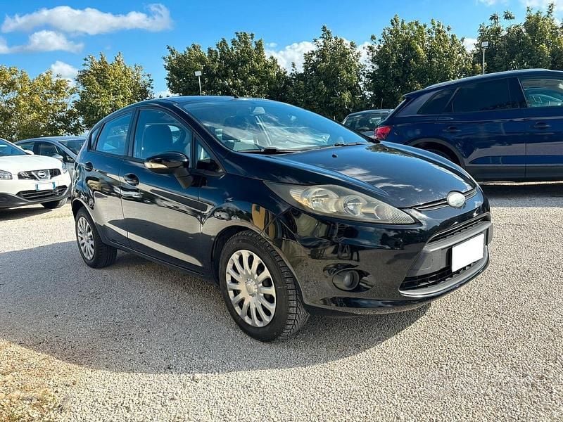 Usata Ford Fiesta 97 CV (71 kW) 2010 Nero Utilitaria